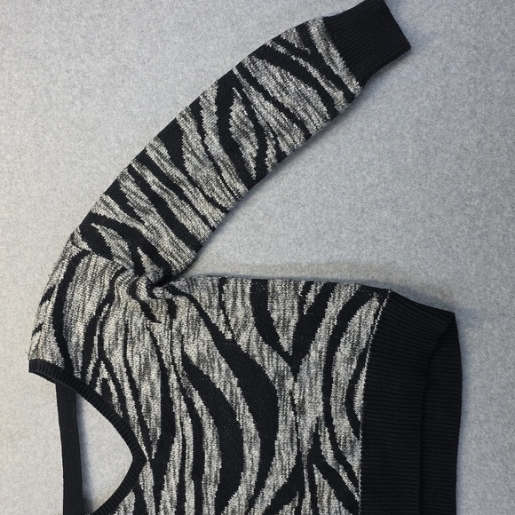 Calvin Klein Jeans Zebra Pattern V-Neck Sweater - Picture 8 of 9